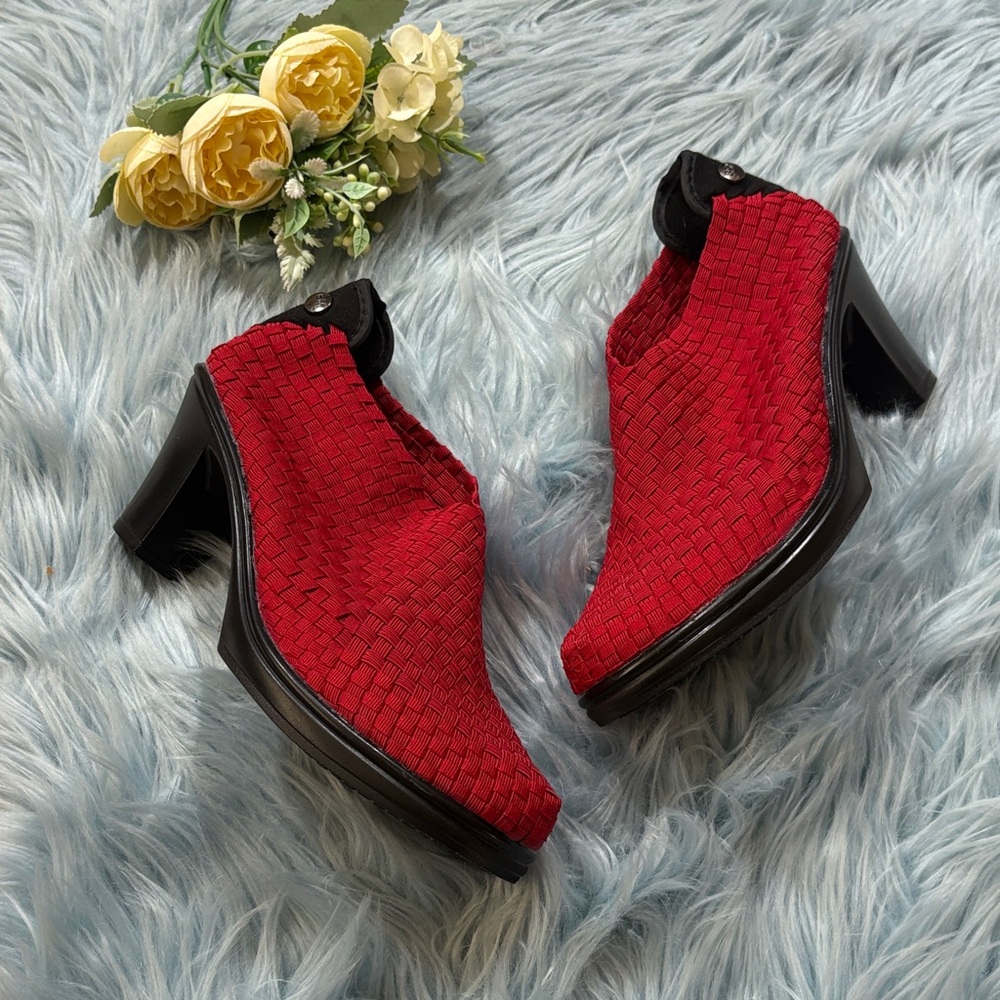 bernie mev. Chesca Red Woven Heeled Shoes sz 9